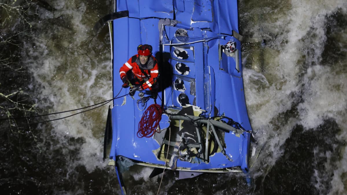 Un autobús se precipita a un río en Pontevedra.