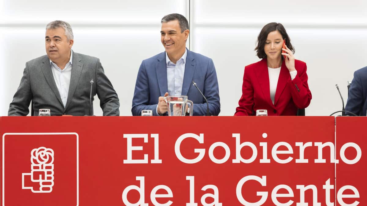 El secretario general del PSOE y presidente del Gobierno, Pedro Sánchez, flanqueado por el responsable de Organización, Santos Cerdán, y la responsable de Igualdad, Andrea Fernández, durante la reunión de la ejecutiva federal del PSOE, este 12 de diciembre de 2022 en la sede de Ferraz.