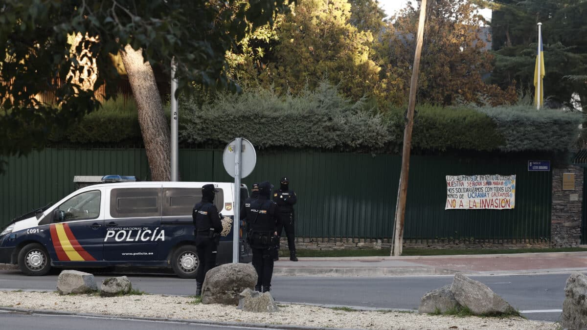 Vista del exterior de la Embajada de Ucrania en Madrid este viernes. Un paquete sospechoso y sin material incendiario ha llegado este viernes a esta sede diplomática donde la Policía Nacional ha establecido un perímetro de seguridad y ha desalojado el edificio diplomático, han informado fuentes del Ministerio del Interior.