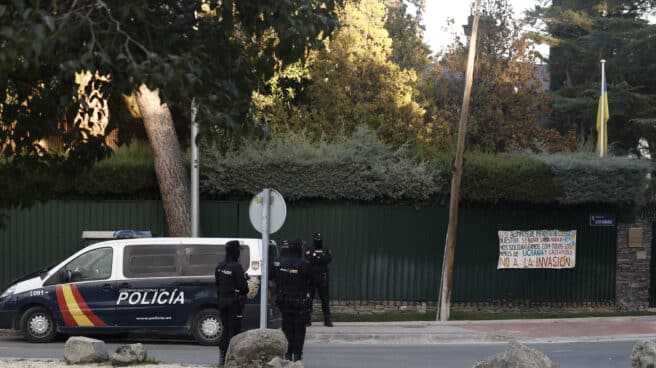 Vista del exterior de la Embajada de Ucrania en Madrid este viernes. Un paquete sospechoso y sin material incendiario ha llegado este viernes a esta sede diplomática donde la Policía Nacional ha establecido un perímetro de seguridad y ha desalojado el edificio diplomático, han informado fuentes del Ministerio del Interior.