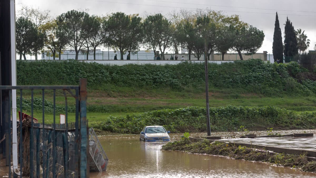 Desbordamiento de un río por las lluvias en Badajoz.