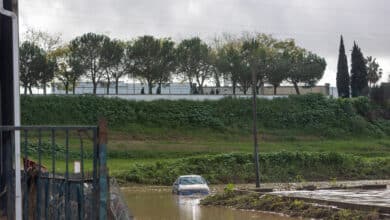 La Guardia Civil rescata a dos agentes que auxiliaban a un hombre atrapado por la riada