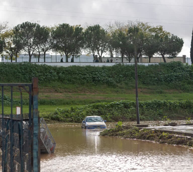 La Guardia Civil rescata a dos agentes que auxiliaban a un hombre atrapado por la riada