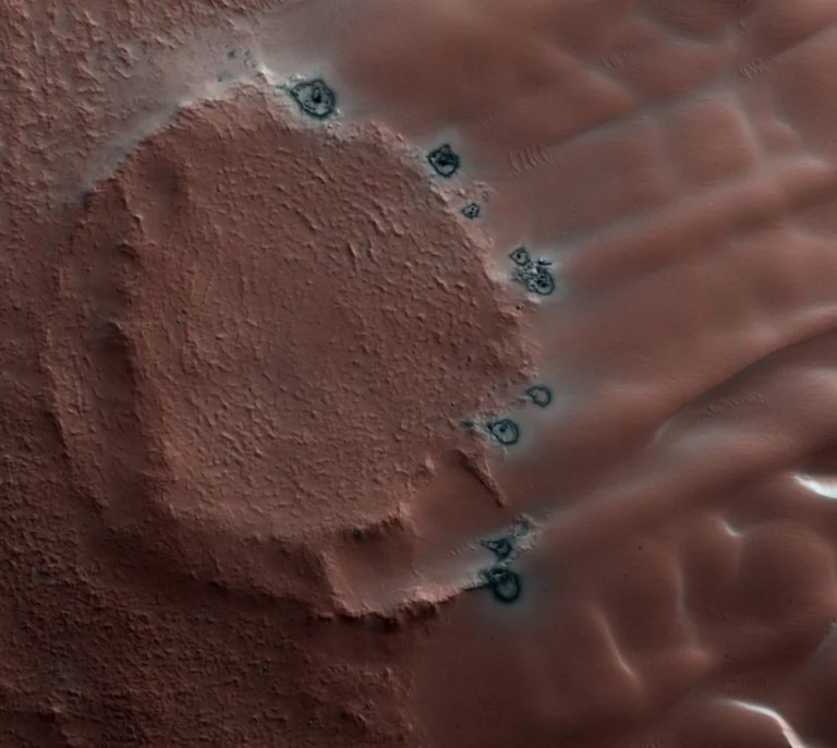 Así es el invierno en Marte: la NASA muestra imágenes de nieve en forma de cubo y paisajes helados