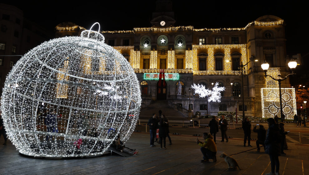 Una bola navideña junto a la casa consistorial y su entorno es este año un punto de referencia para fotografías y postales, con un árbol decorado de 14 metros, y la baldosa de Bilbao iluminada. 