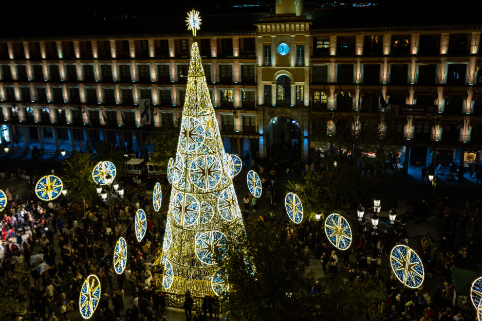 La ciudad de Toledo ha encendido este sábado su iluminación de Navidad, que se compone de un millón y medio de puntos de luz con tecnología led y supondrá un ahorro de consumo eléctrico del 30 por ciento respecto a otros años. 