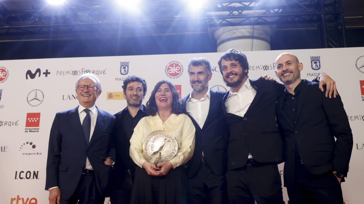 El equipo de la película "As Bestas" posa con el galardón al Mejor Largometraje, durante la gala de entrega de los Premios Forqué