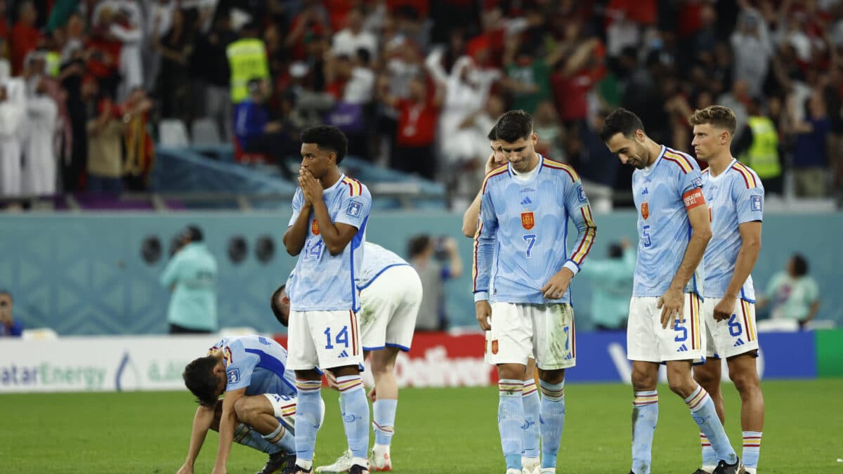 Jugadores de España reaccionan al perder la serie de penaltis hoy, en un partido de los octavos de final del Mundial de Fútbol Qatar 2022