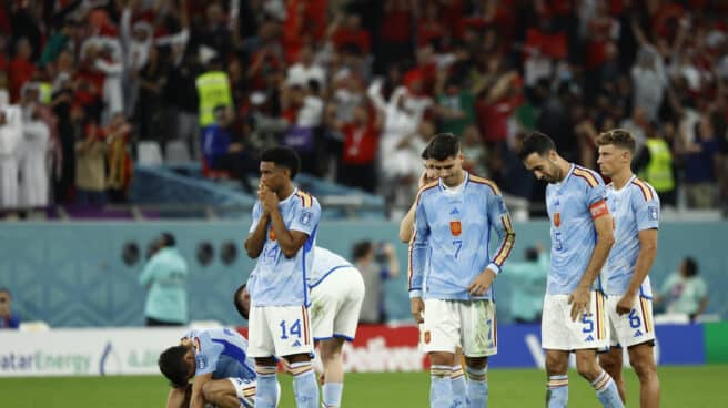 Jugadores de España reaccionan al perder la serie de penaltis hoy, en un partido de los octavos de final del Mundial de Fútbol Qatar 2022