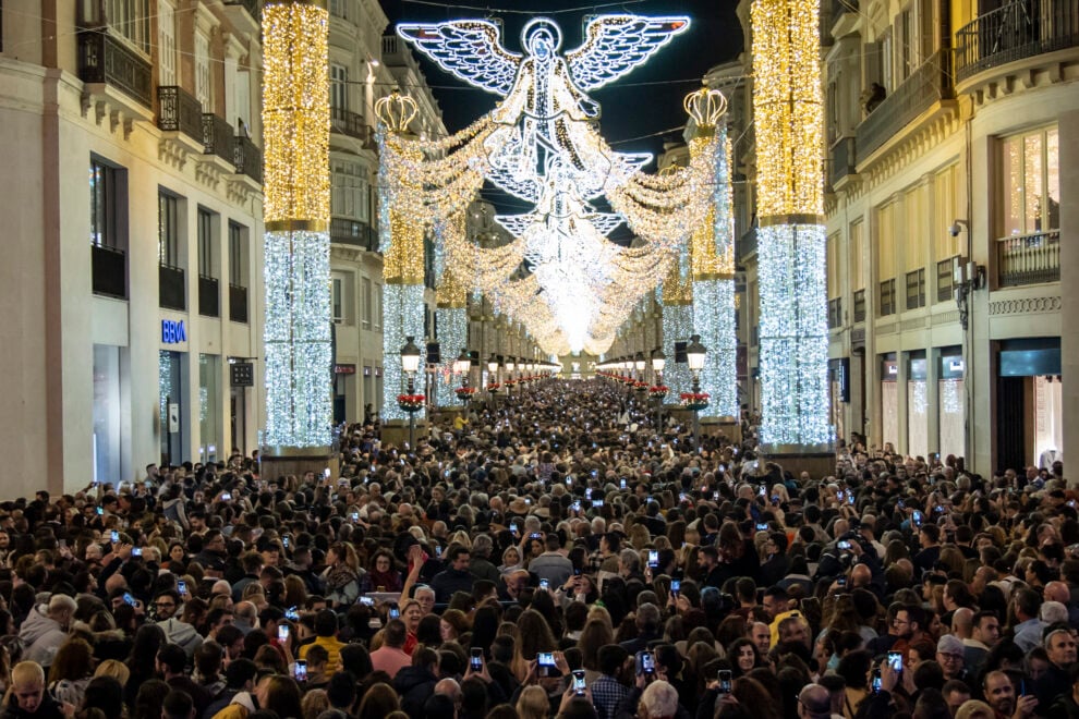 Miles de personas asisten este sábado al alumbrado de Navidad en la calle Larios, en Málaga. 