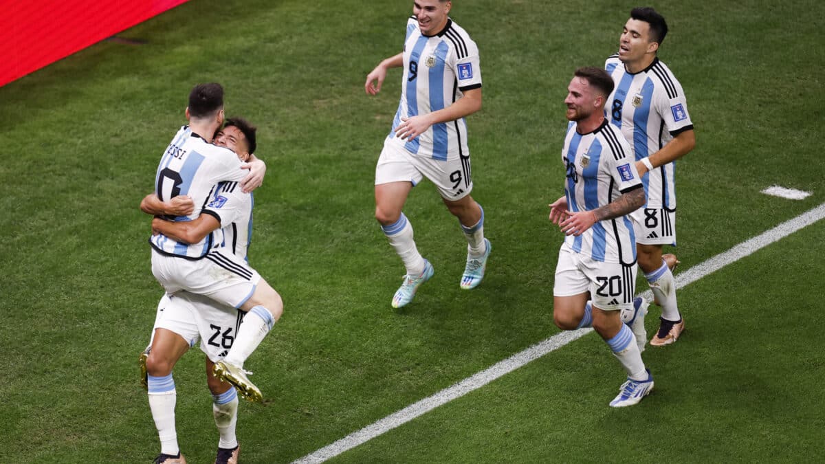 Nahuel Molina (2-i) de Argentina celebra un gol con Lionel Messi a Holanda