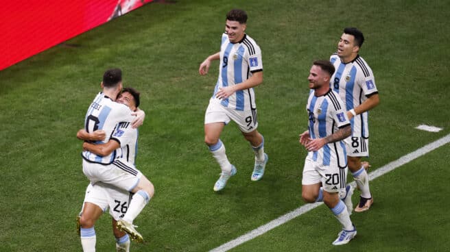 Nahuel Molina (2-i) de Argentina celebra un gol con Lionel Messi a Holanda