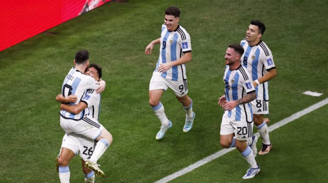 Argentina se mete en la semifinal gracias a las paradas del Dibu Martínez en los penaltis