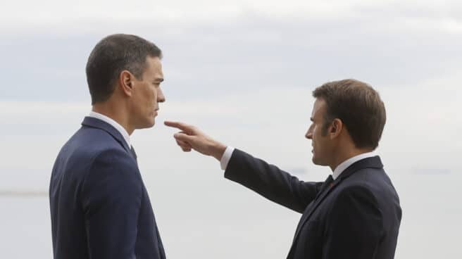 El presidente del Gobierno, Pedro Sánchez, y el presidente de Francia, Emmanuel Macron, conversan momentos antes de la cumbre de este 9 de diciembre de 2022 en Alicante para avanzar en el desarrollo del corredor submarino de hidrógeno verde H2Med, entre Barcelona y Marsella. El presidente del Gobierno, Pedro Sánchez, y el presidente de Francia, Emmanuel Macron, conversan momentos antes de la cumbre de este 9 de diciembre de 2022 en Alicante para avanzar en el desarrollo del corredor submarino de hidrógeno verde H2Med, entre Barcelona y Marsella.