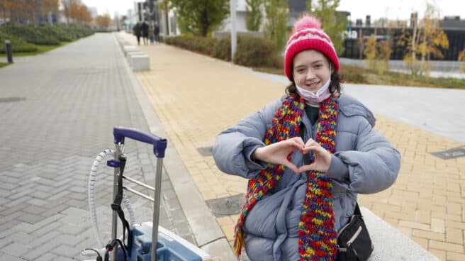 Arena tiene 13 años y esta ingresada en La Paz con un corazón artificial desde verano a la espera de un trasplante.