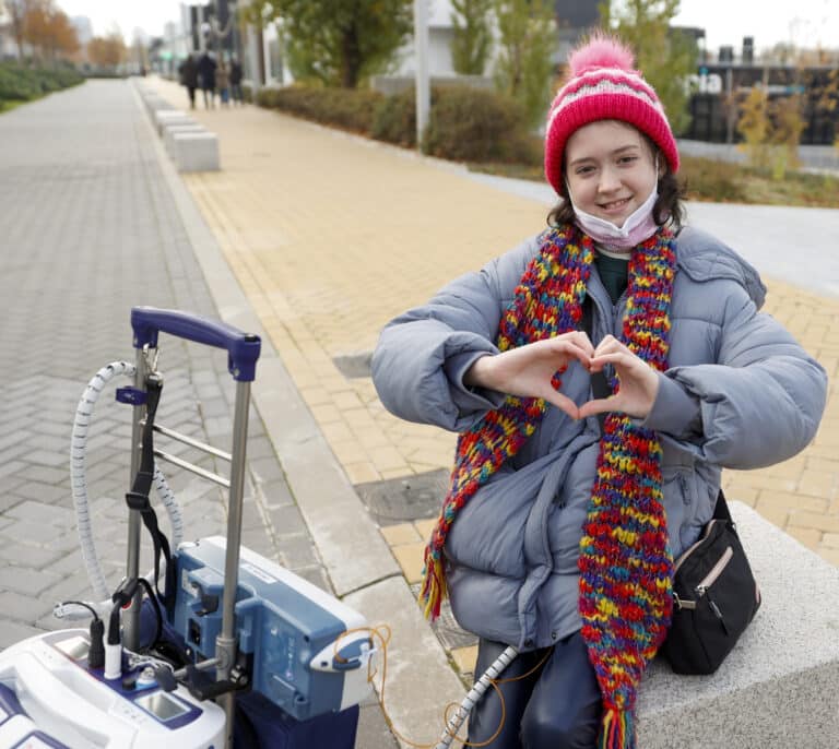 Una nueva máquina permite a una niña con corazón artificial salir del hospital: "Echaba de menos salir a la calle"