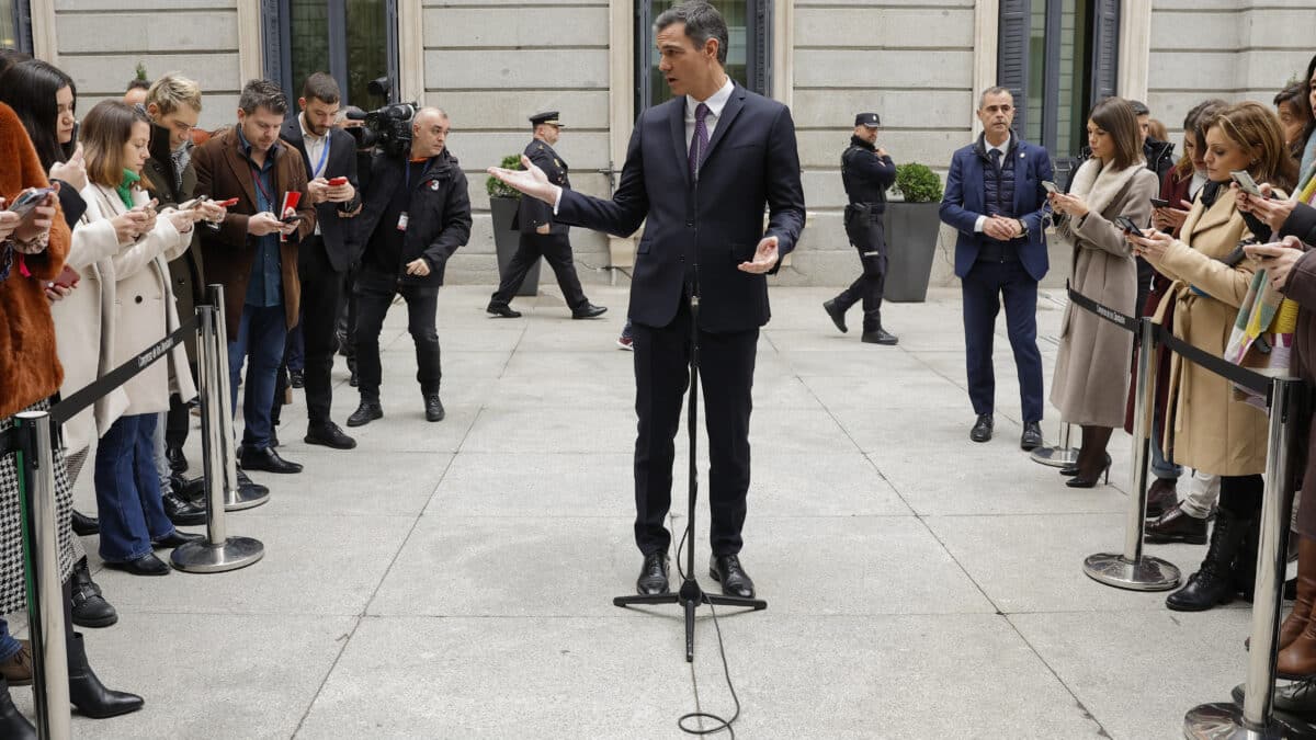 MADRID, 06/12/2022.- El presidente del Gobierno, Pedro Sánchez se dirige a los medios de comunicación tras asistir al acto institucional del Día de la Constitución, este martes, en el Congreso de los Diputados. EFE/Chema Moya