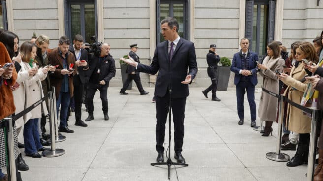 MADRID, 06/12/2022.- El presidente del Gobierno, Pedro Sánchez se dirige a los medios de comunicación tras asistir al acto institucional del Día de la Constitución, este martes, en el Congreso de los Diputados. EFE/Chema Moya