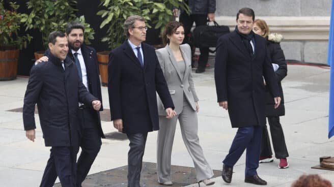 Los barones del PP exigen a Pedro Sánchez que vuelva a la senda constitucional y rompa con sus socios El presidente andaluz, Juanma Moreno; el presidente de la región de Murcia, Fernando López Miras; el presidente del Partido Popular, Alberto Núñez Feijóo; la presidenta de la Comunidad de Madrid, Isabel Díaz Ayuso, y el presidente de la Junta de Castilla y León, Alfonso Fernández Mañueco, asisten al acto institucional del Día de la Constitución