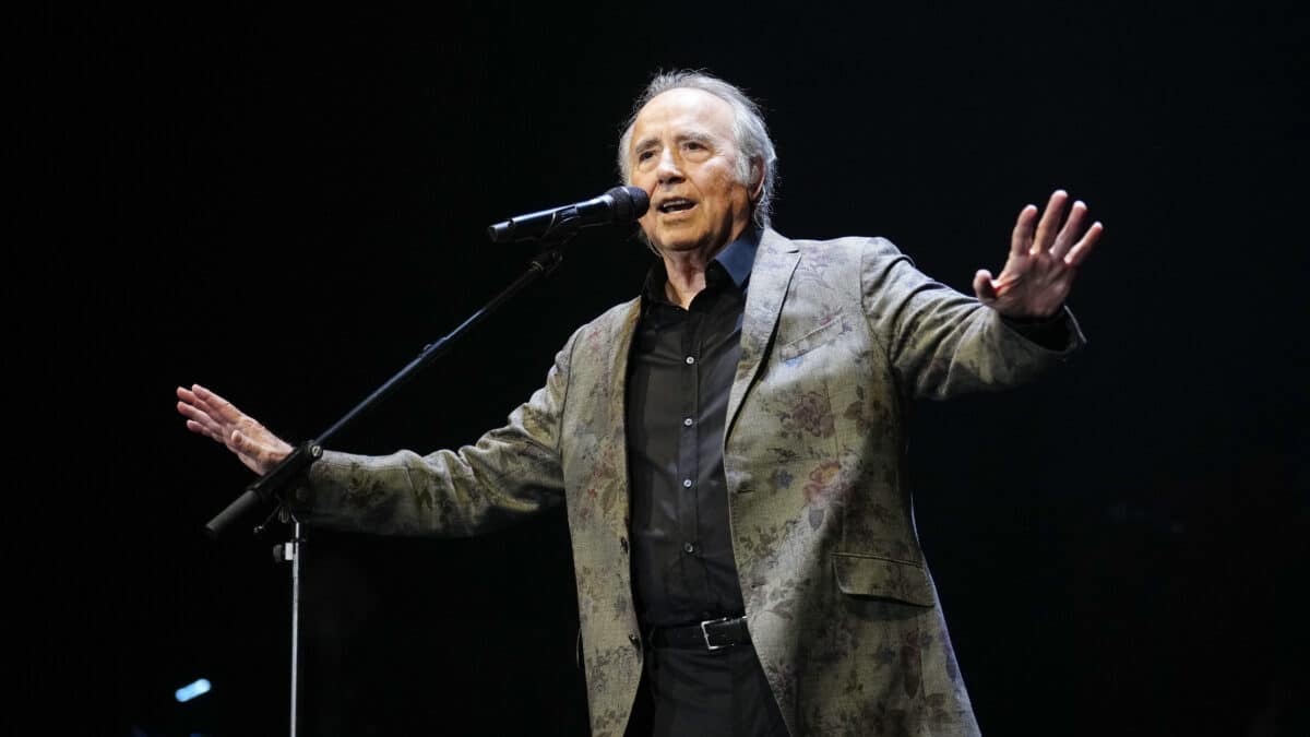 El cantante Joan Manuel Serrat cierra su gira de despedida en su ciudad natal, Barcelona.