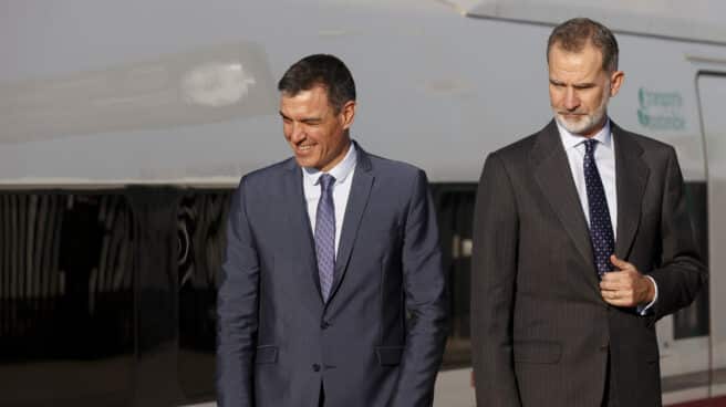 Inauguración de la línea de Alta Velocidad Madrid-Murcia ELCHE (ALICANTE), 19/12/2022.- El rey Felipe VI, a su llegada en AVE a la estación de Elche (Alicante) procedente de la estación Madrid-Chamartín-Clara Campoamor durante la inauguración de la línea de Alta Velocidad Madrid-Murcia. El monarca ha viajado en compañía del presidente del Gobierno, Pedro Sánchez (i). EFE/ Javier Lizón