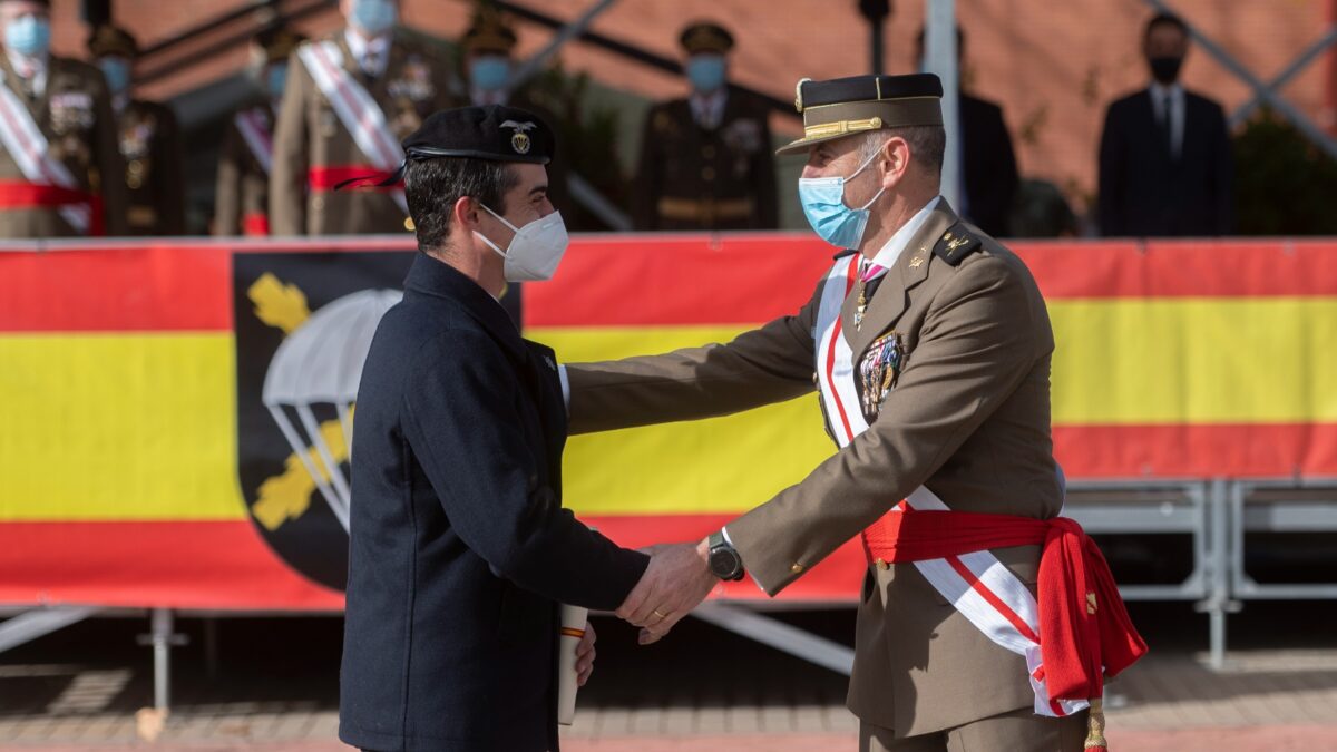Un general del ejército español da la mano y entrega un galardón al patinador Javier Fernández en un acto homenaje de la Inmaculada Concepción, a 8 de diciembre de 2021, en Paracuellos del Jarama, Madrid, (España).