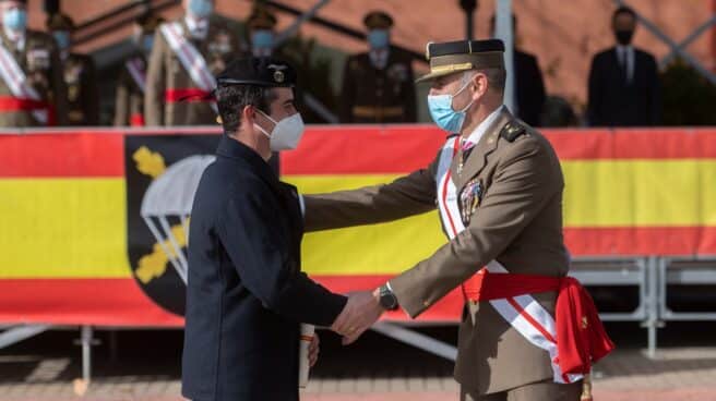 8 de diciembre dia de la inmaculada concepcion en España Un general del ejército español da la mano y entrega un galardón al patinador Javier Fernández en un acto homenaje de la Inmaculada Concepción, a 8 de diciembre de 2021, en Paracuellos del Jarama, Madrid, (España).