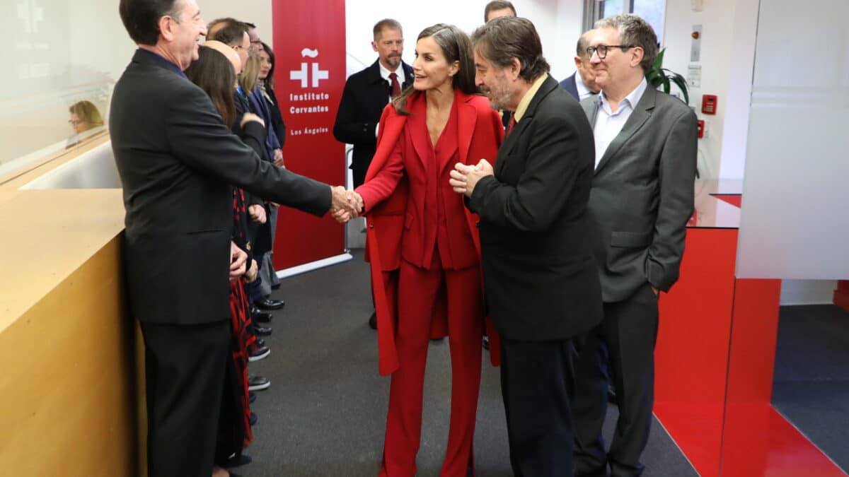 La Reina Letizia, con su "traje perfecto" en el Cervantes de  Los Ángeles