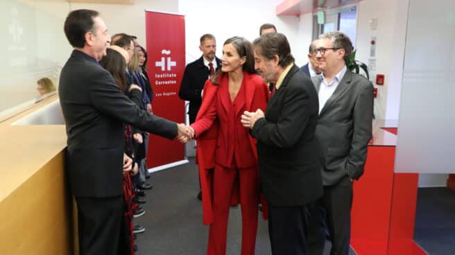 La Reina Letizia junto a Luis García Montero en el Instituto Cervantes de Nueva York.