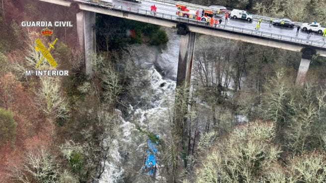 Seis personas murieron por la caída del autobús en el que viajaban a un río en la región de Galicia (noroeste de España)