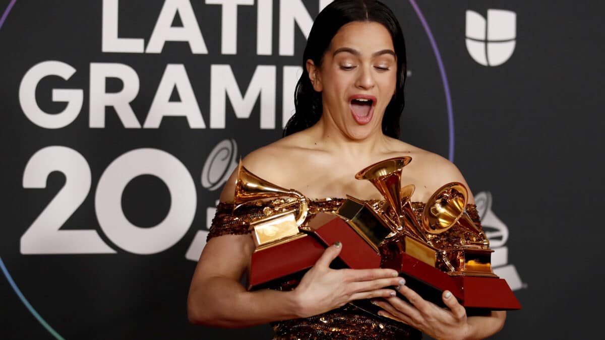 Rosalía, con los premios al Álbum del Año, al Mejor Paquete de Grabación y al Mejor Álbum de Música Alternativa, posa en la sala de prensa durante la ceremonia de la 23ª edición de los Premios Grammy Latinos en Las Vegas