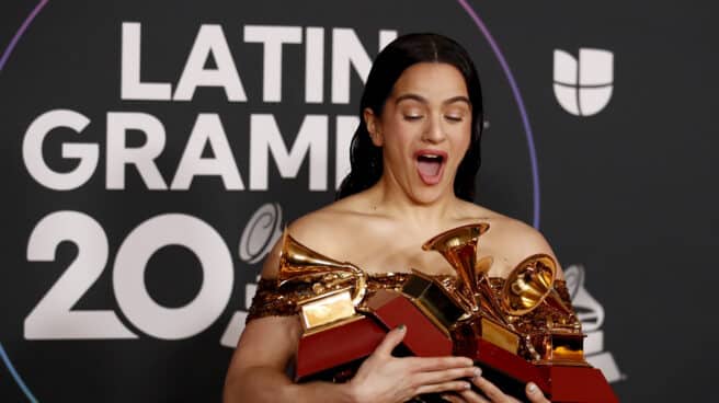RTVE podría sacar los Grammy Latinos de EE.UU. por primera vez para traerlos a España Rosalía, con los premios al Álbum del Año, al Mejor Paquete de Grabación y al Mejor Álbum de Música Alternativa, posa en la sala de prensa durante la ceremonia de la 23ª edición de los Premios Grammy Latinos en Las Vegas