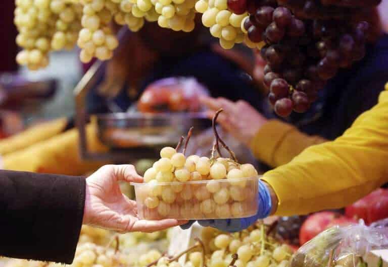 Los menores de 5 años no deben comer uvas en Nochevieja por "riesgo de asfixia"