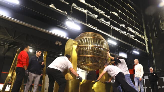 Los bombos del Sorteo Extraordinario de la Lotería de Navidad llegan al Teatro Real