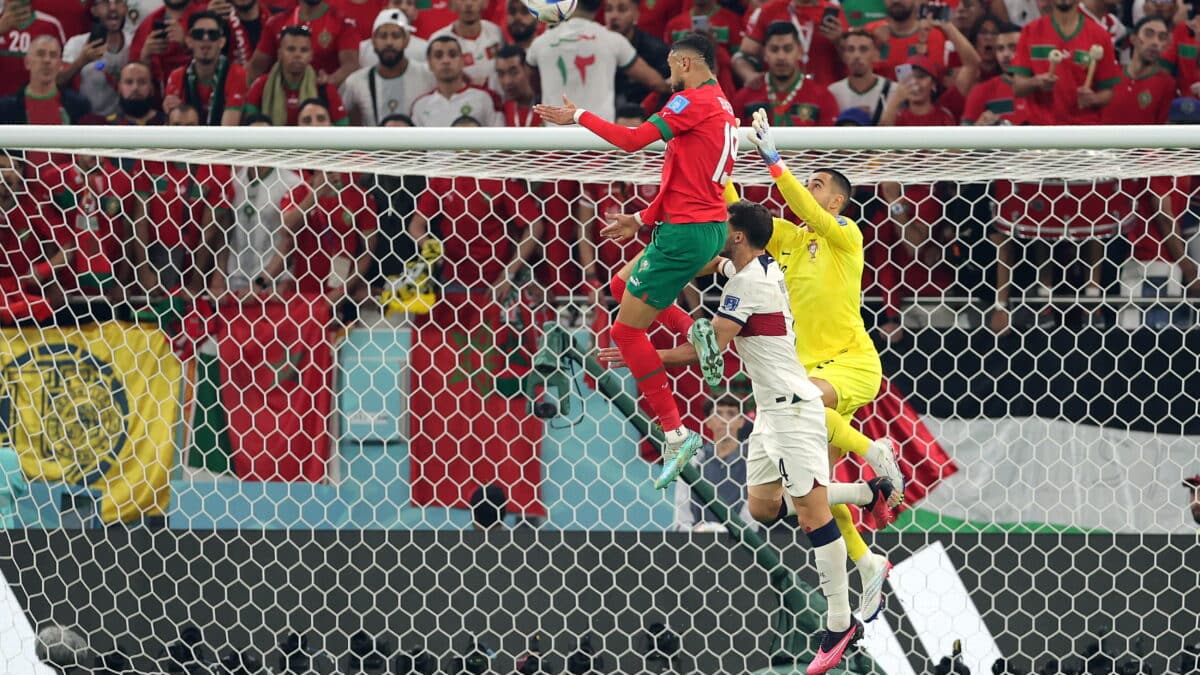 Youssef En-Nesyri se adelanta a Diogo Costa y marca un gol de cabeza a Portugal