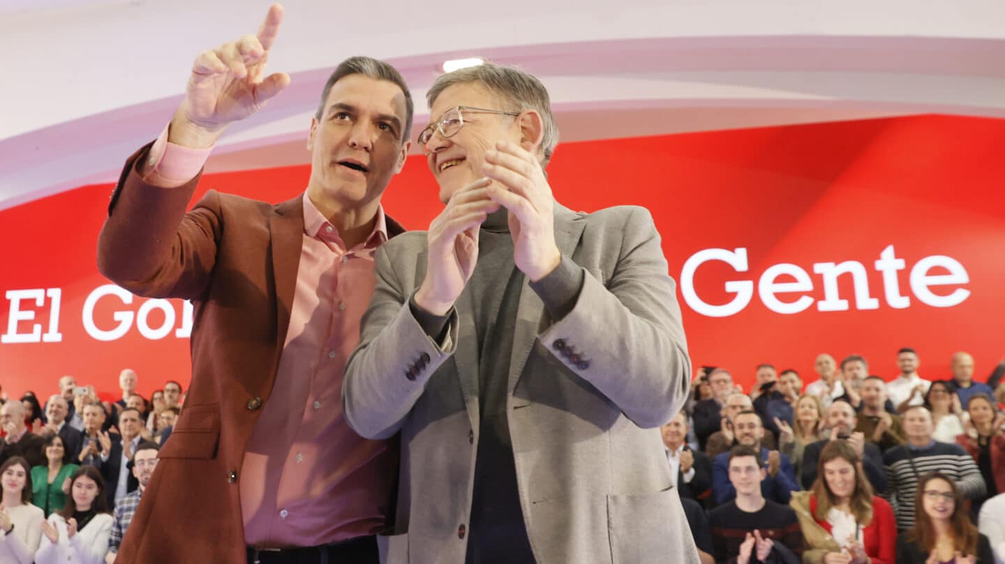 VALENCIA, 17/12/2022.- El presidente del Gobierno, Pedro Sánchez (i), el presidente de la Comunidad Valenciana, Ximo Puig (d) durante la presentación de los candidatos socialistas para las elecciones municipales de 2023 durante un acto celebrado este sábado en el Museo de las Ciencias Príncipe Felipe en Valencia. EFE/Juan Carlos Cárdenas