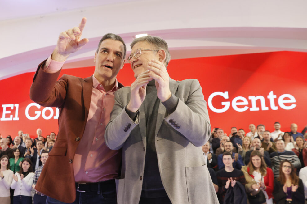 VALENCIA, 17/12/2022.- El presidente del Gobierno, Pedro Sánchez (i), el presidente de la Comunidad Valenciana, Ximo Puig (d) durante la presentación de los candidatos socialistas para las elecciones municipales de 2023 durante un acto celebrado este sábado en el Museo de las Ciencias Príncipe Felipe en Valencia. EFE/Juan Carlos Cárdenas