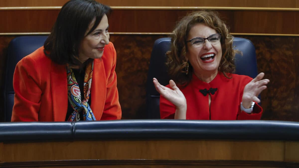 MADRID, 14/12/2022.- La ministra de Hacienda y Función Pública, María Jesús Montero, y la ministra de Defensa, Margarita Robles (i), durante la sesión de control del Gobierno celebrada este miércoles en el Congreso en Madrid. EFE/ Mariscal