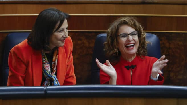 MADRID, 14/12/2022.- La ministra de Hacienda y Función Pública, María Jesús Montero, y la ministra de Defensa, Margarita Robles (i), durante la sesión de control del Gobierno celebrada este miércoles en el Congreso en Madrid. EFE/ Mariscal