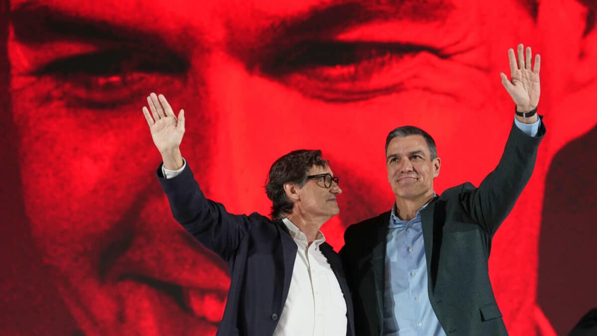 BARCELONA, 11/12/2022.- El presidente del Gobierno y secretario general del PSOE, Pedro Sánchez, y el líder del PSC, Salvador Illa (i), durante un acto de apoyo al candidato socialista en Barcelona, este domingo. EFE/Alejandro García