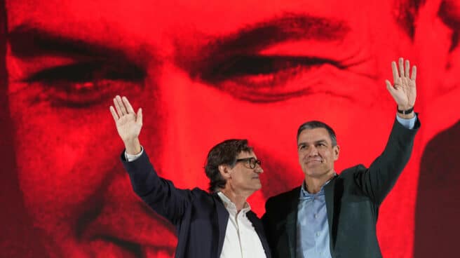 El presidente del Gobierno participa en un acto del PSC en Barcelona BARCELONA, 11/12/2022.- El presidente del Gobierno y secretario general del PSOE, Pedro Sánchez, y el líder del PSC, Salvador Illa (i), durante un acto de apoyo al candidato socialista en Barcelona, este domingo. EFE/Alejandro García