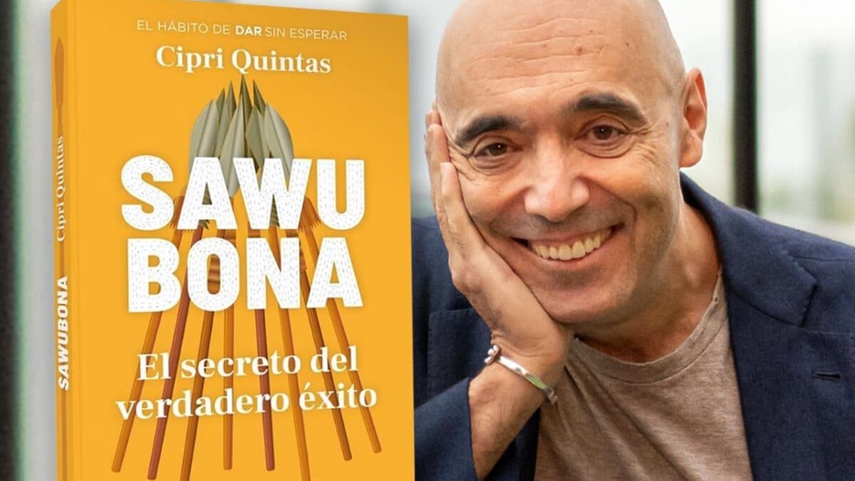 El empresario Cipri Quintas junto a la portada de su libro