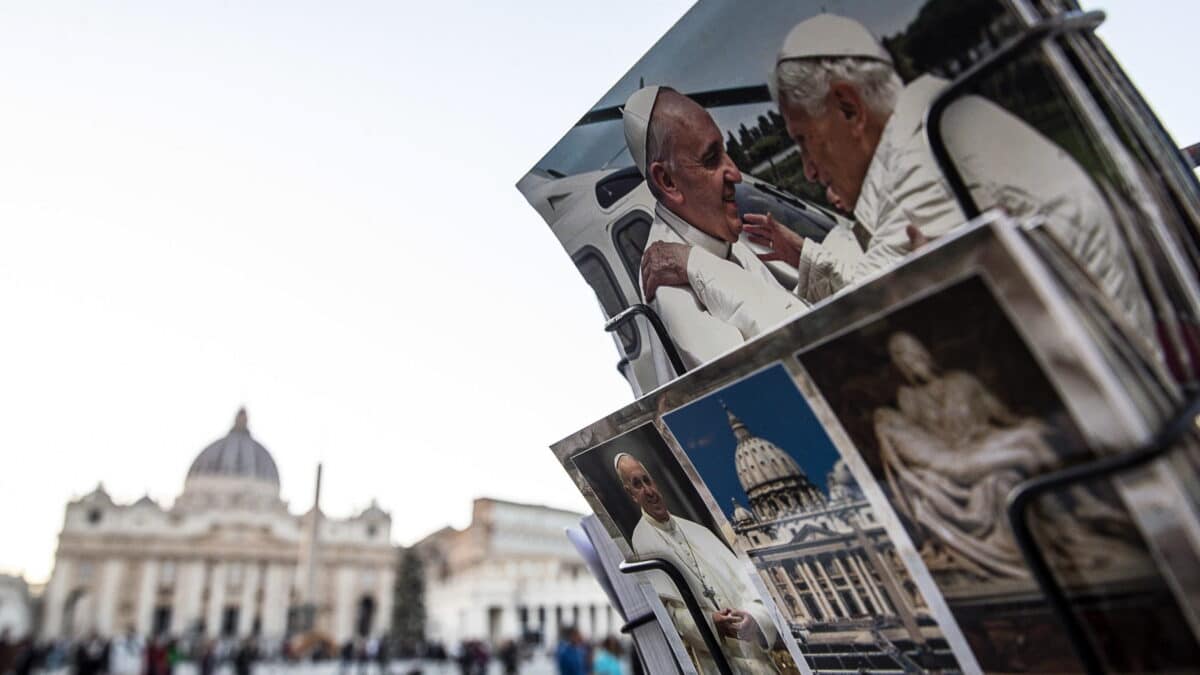Postales con la imagen de Benedicto XVI y Francisco en el Vaticano
