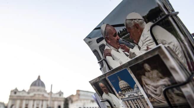 Postales en la Plaza de San Pedro en El Vaticano Postales con la imagen de Benedicto XVI y Francisco en el Vaticano