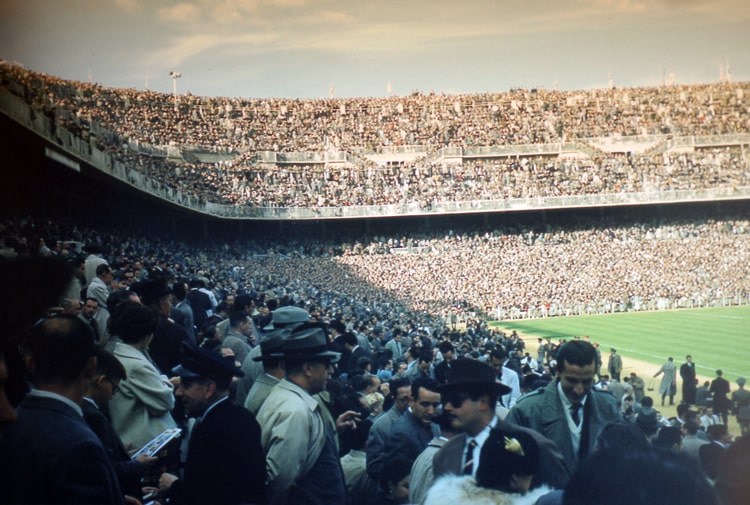 Domingo de fútbol de 1954 en el entonces estadio Nuevo Chamartín, ahora Santiago Bernabéu