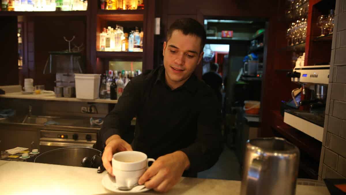 Un empleado prepara un café en el interior de un establecimiento en Madrid.
