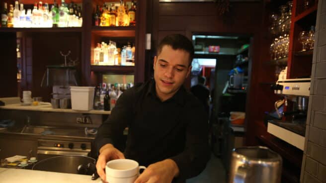 Regulación de temperaturas en establecimientos de Madrid por el Plan de medidas de Ahorro y Eficiencia energética de la AGE Un empleado prepara un café en el interior de un establecimiento en Madrid.