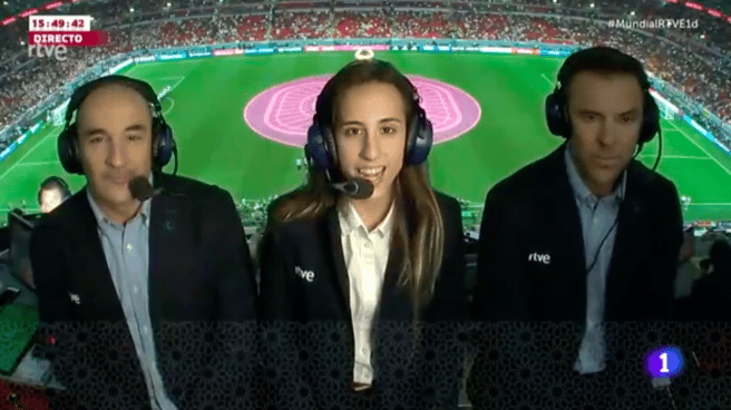 Alicia Arévalo retransmitiendo el mundial de fútbol de Qatar 2022 en rtve, haciendo historia al ser la primera mujer de la historia en hacer esto