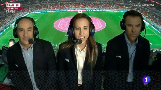 Alicia Arévalo se convierte en la primera mujer en narrar un Mundial Alicia Arévalo retransmitiendo el mundial de fútbol de Qatar 2022 en rtve, haciendo historia al ser la primera mujer de la historia en hacer esto