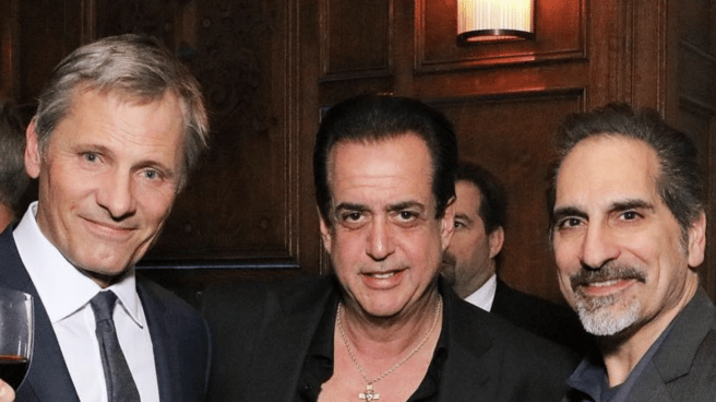Arrojan desde un coche el cadáver de Frank Vallelonga, actor de 'Los Soprano' y 'Green Book', en pleno Bronx Frank Vallelonga en una imagen de Instagram junto a Viggo Mortensen